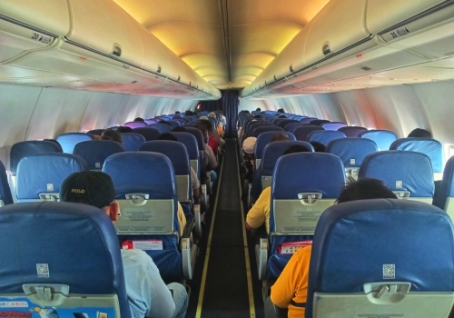 Stewardesa przyłożyła kubek do ucha. Szybko pożegnała uciążliwy problem. 