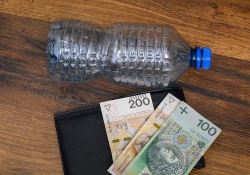 Oddajesz butelki, a i tak płacisz więcej. Ukryty koszt systemu kaucyjnego