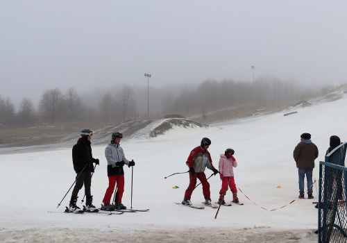 Zakończenie sezonu na stoku w bydgoskim Myślęcinku. Nie przeszkadza nawet deszcz