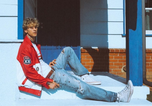 Machine Gun Kelly strzela z muzycznego karabinu