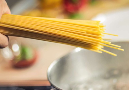 Większość osób gotuje makaron źle. Włoski trik oszczędza czas i prąd