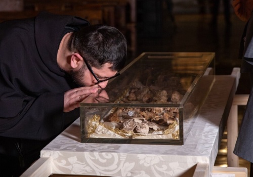 Pierwszy raz w historii! Wystawiono szczątki św. Franciszka