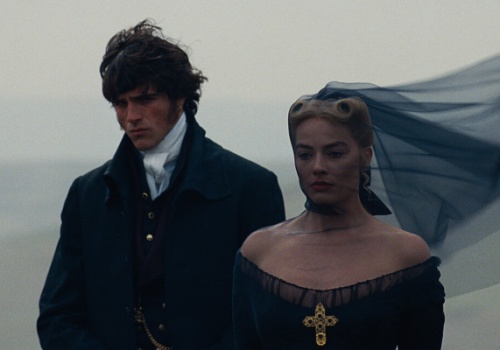 Nowy romans z Margot Robbie nie radzi sobie w USA. Na pomoc przyszli zagraniczni widzowie