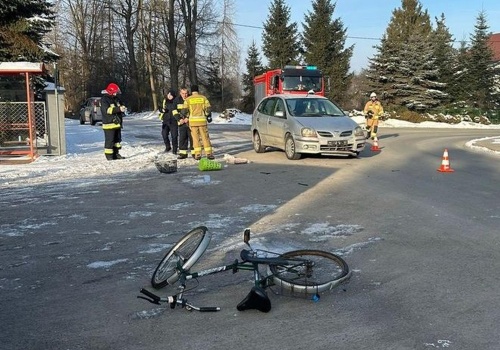 Rowerzystka potrącona przez samochód. 79-latka wylądowała w szpitalu