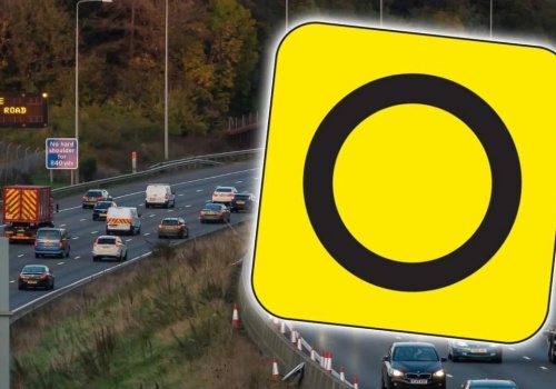 Znak z czarnym okręgiem na żółtym kwadracie zaskakuje kierowców. Co oznacza?