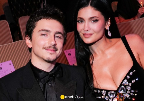 Timothée Chalamet najpierw zapozował sam. Potem nie szczędził sobie czułości z Kylie Jenner na widowni