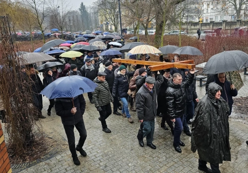 Kaliszanie wzięli udział w drodze krzyżowej ulicami miasta