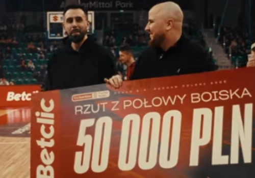 Rzut z połowy boiska wart 50 tysięcy złotych. Były koszykarz z Jaworzna wygrywa w konkursie na Arenie Sosnowiec