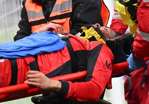 Dramatyczne obrazki w Serie A. Nosze i połamane zęby