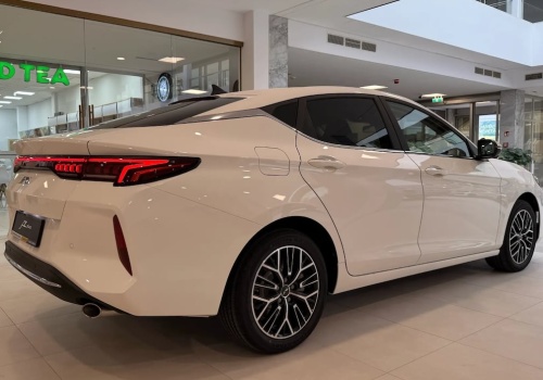 Ten liftback jest dłuższy niż Skoda Octavia. 89 900 zł to maksymalna kwota, jaką trzeba zostawić w salonie