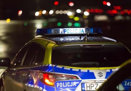 5-latka wypadła z balkonu na czwartym piętrze. Ojciec był pijany