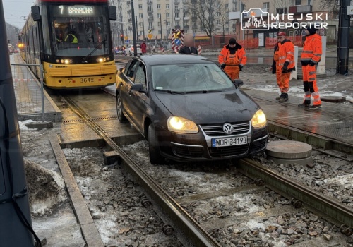 Kolejne auto utknęło na torowisku na Ochocie. Ruch tramwajów przywrócono po 40 minutach