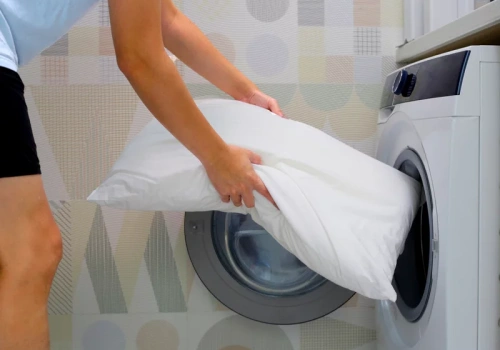 Wsyp 6 łyżek i wypierz poduszki. Będą czyste, białe i puszyste jak nowe