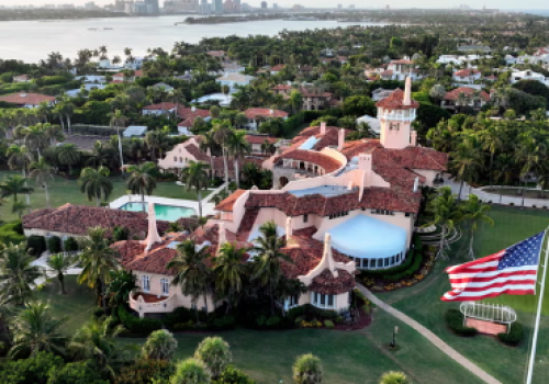 Służby specjalne śmiertelnie strzelają do uzbrojonego intruza na posiadłości Trumpa w Mar-a-Lago