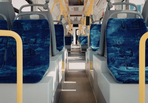 Zwrot kosztów dojazdu do pracy w 2026 r. Tym osobom należą się pieniądze za paliwo i bilety