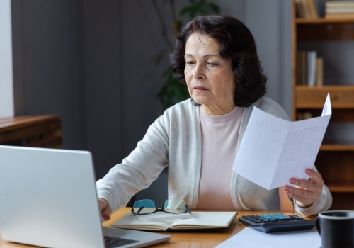 Konto po zmarłym małżonku. Jak wypłacić z niego pieniądze?