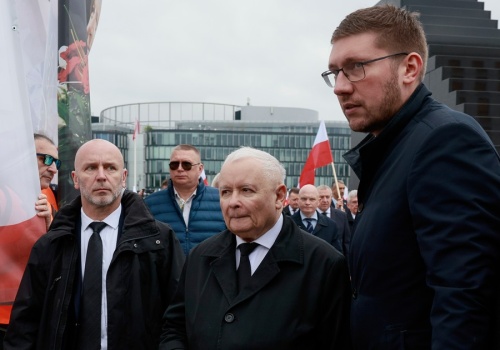 Jest cieniem Jarosława Kaczyńskiego. Bez niego PiS mogłoby się zawalić