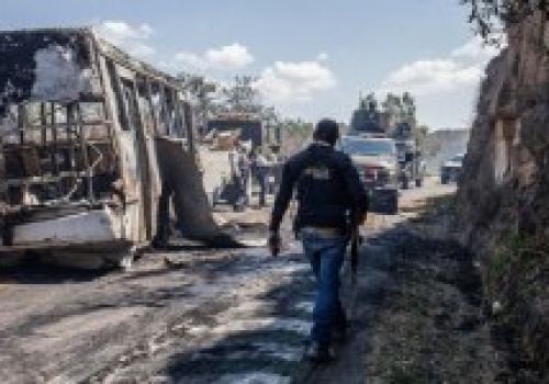 Zablokowane drogi, spalone samochody. Ambasada RP ostrzega Polaków