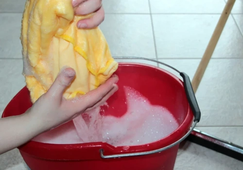 Dodaję to do wody i myję podłogę. Kafelki i fugi znów wyglądają jak nowe