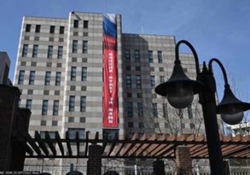 Skandaliczny baner na fasadzie ambasady Rosji w Korei. W czwartą rocznicę ataku na Ukrainę