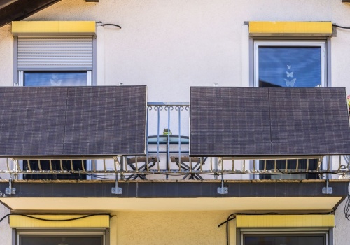 Policzyli, ile oszczędności daje fotowoltaika na balkonie. Spółdzielnie i tak robią problemy