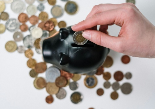 Polacy odkładają coraz więcej. Najnowsze dane