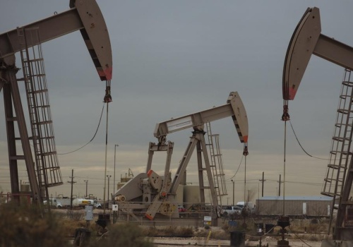 Goldman Sachs podnosi prognozy cen ropy na 2026 r. Brent i WTI wciąż jednak poniżej obecnych poziomów