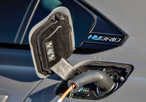 Brutalne zderzenie PHEV-ów z rzeczywistością. Użytkownicy Porsche i Toyoty na przeciwległych biegunach