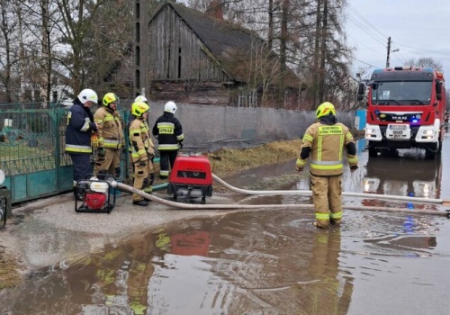Silne roztopy zalały drogę w Kłudzicach