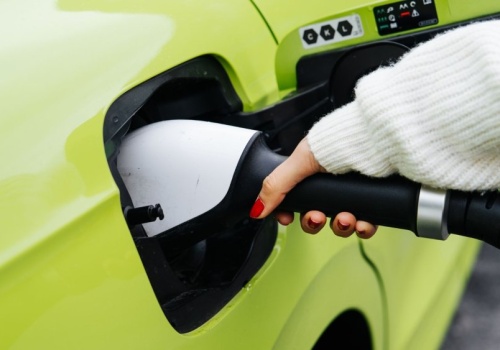 Polska motoryzacja przed trudnym wyborem. Rozwój elektryków grozi rzezią etatów