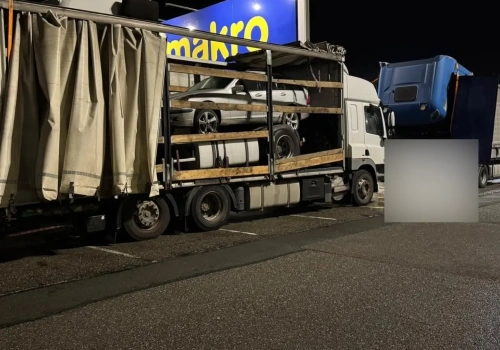 Uderzenie w wiadukt podczas eksportu ciągników solówkami, bez prawa jazdy i zezwoleń