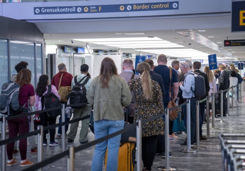 Branża lotnicza ostrzega: Nawet sześciogodzinne kolejki na lotniskach