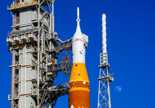 Niespodziewana decyzja NASA. Lot na Księżyc opóźniony, rakieta SLS wraca do hangaru