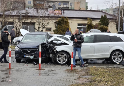 Czołówka w Nowym Sączu! Cztery auta rozbite, dwie osoby trafiły do szpitala