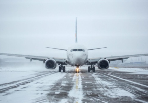 Niemcy: Koszmar na lotnisku. Setki pasażerów, w tym lecących do Polski, spędziło mroźną noc w samolotach