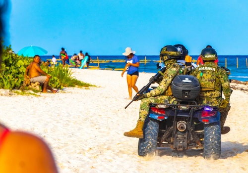 Zamieszki, blokady dróg i paraliż lotnisk w Meksyku po zabójstwie barona narkotykowego. MSZ apeluje do turystów z Polski