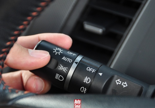 Nie używaj świateł automatycznych w pogodę taką jak teraz. Za to jest mandat