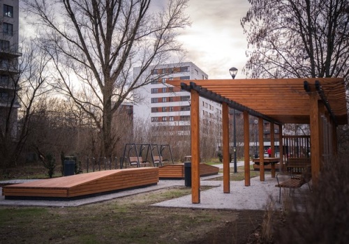 Prywatny plac zabaw na publicznym skwerze. Żoliborzanie protestują przeciw ogrodzeniu zieleni