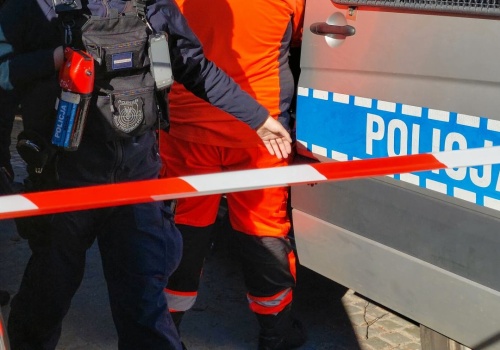 Olszyna: dziewczynka wypadła z czwartego piętra. Ojciec usłyszał zarzuty