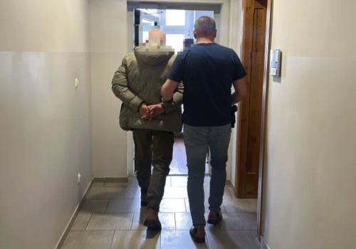 Policja z Chojnic zatrzymała trzy osoby. W tle narkotyki i broń myśliwska