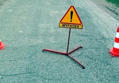 Z ostatniej chwili! Wypadek w pobliżu Ciechanowa. Auto uderzyło w drzewo