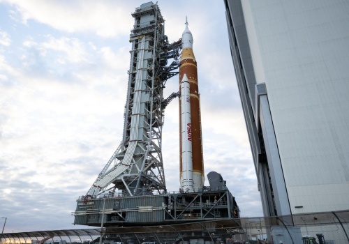 Jak nie wodór, to hel. Rakieta SLS wraca do hali montażowej
