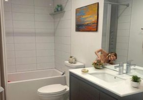 Powykręcana sylwetka wychodzącą z lustra. Kuriozalny efekt wykorzystania AI przez agenta nieruchomości