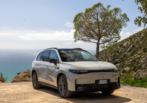 Ten samochód służbowy myśli jak elektryk, działa jak hybryda, a rozlicza się jak inwestycja