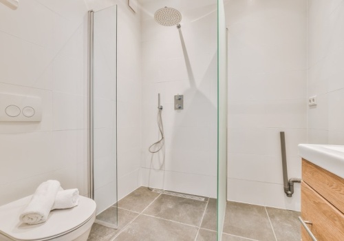 Polacy rezygnują z brodzików i kabin. Stawiają na ten uniwersalny trend łazienkowy