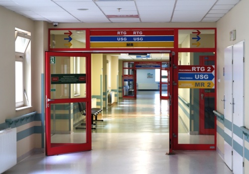 Ponad 300 tys. zł miesięcznie dla lekarza w publicznym szpitalu. Musiał mieć 