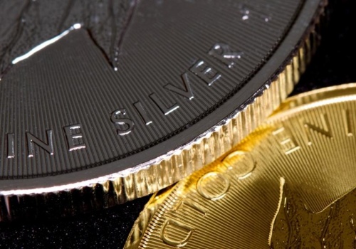 Metale wracają po cichu. Złoto powyżej 5 000 USD. Srebro też odrabia straty