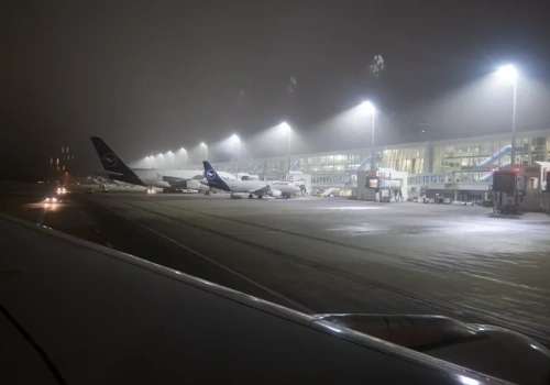 Autobusy nie dojechały. Pasażerowie zostali w samolocie na noc