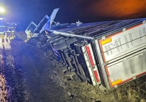 Samochód ciężarowy w rowie, kierowca poszkodowany