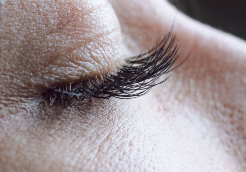 Nałóż to na rzęsy. Będą gęste i długie jak firanki